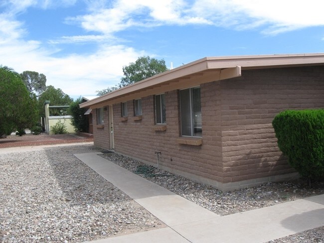 Building Photo - 1002 E Lester St