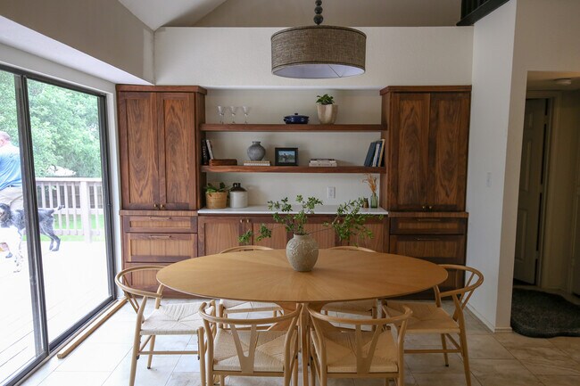 Foto del edificio - 708 Cowal Dr S