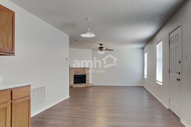 Foto del edificio - 8724 Hunters Creek Ct