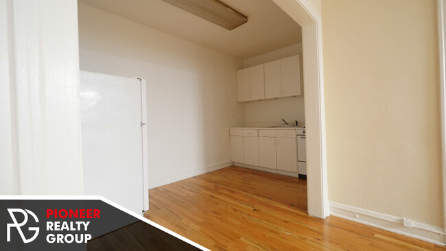 Building Photo - 546 W Wellington Ave