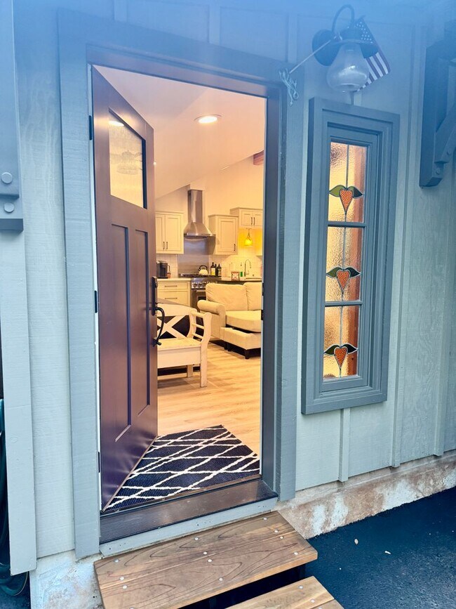 Building Photo - Immaculate Designer Furnished Studio in Co...
