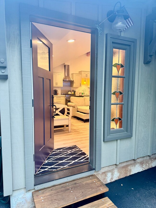 Building Photo - Immaculate Designer Furnished Studio in Country close to Town (Auburn, CA)