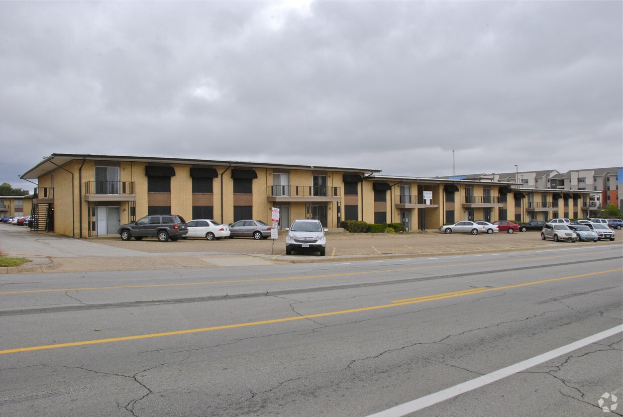 305 Summit Ave, Arlington, TX 76013 Apartments in Arlington, TX