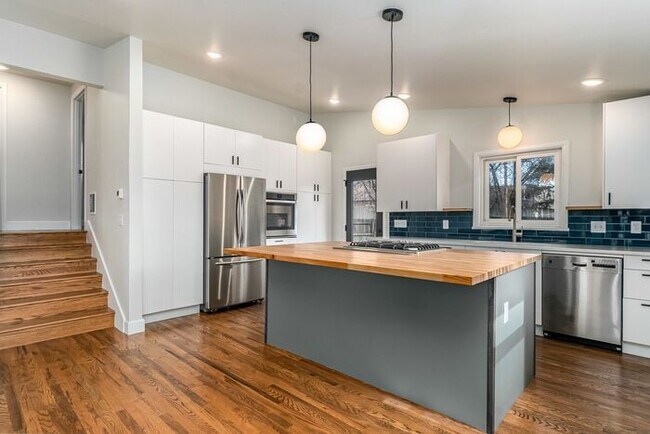 Foto del edificio - Beautiful 2 Bed 1 Bath House by CSU Campus!