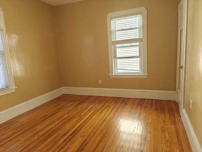 Bedroom 1 - 33 Hawthorne St