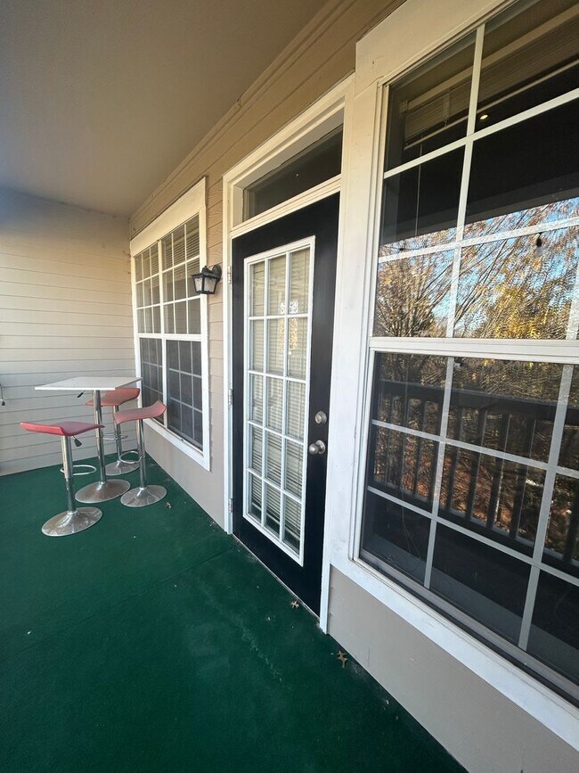 Building Photo - Modern 2-Bedroom, 2-Bath Home