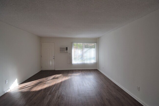 Foto del edificio - 5321-5325 Agnes Ave