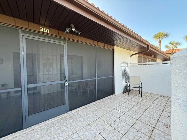 Building Photo - IMG Golf Course 2/2 Condo at Valencia Gard...