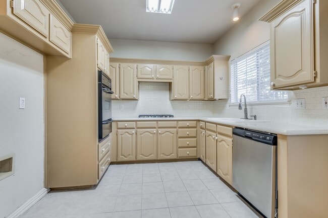 Building Photo - 3147 Waterside Dr