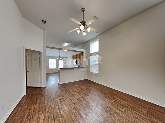 Foto del edificio - 9024 Eastwood Ave