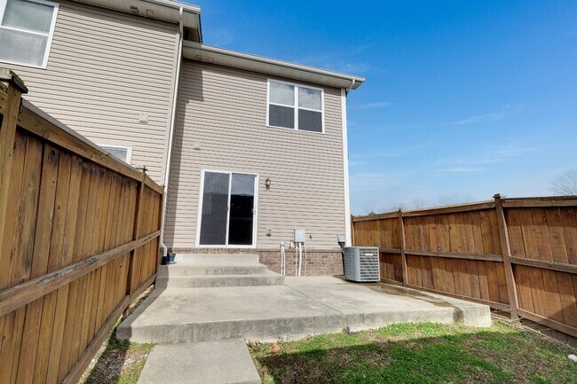 Foto del edificio - 1438 Riverbrook Dr