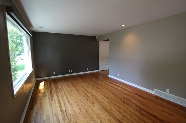 Foto del edificio - 2 Bedroom 1 Bath Home In Overland Park Kansas