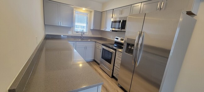 Brand New Stainless Steel Appliances, Shaker Cabinets, and Quartz Countertops - 2080 NW Hickory Ln