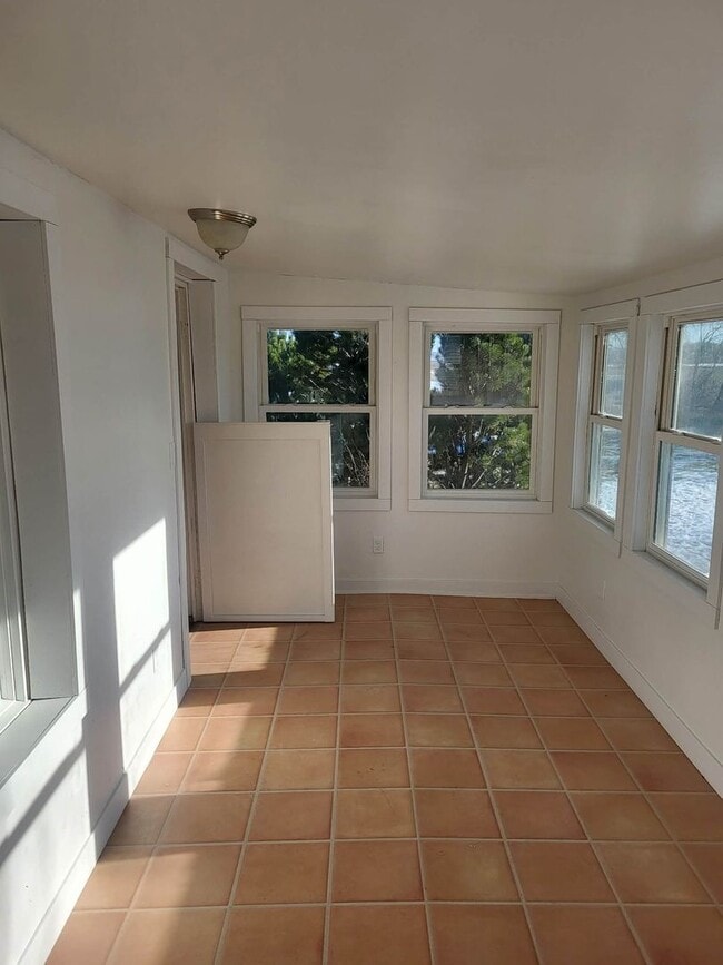 Building Photo - Country Living Close to Town!