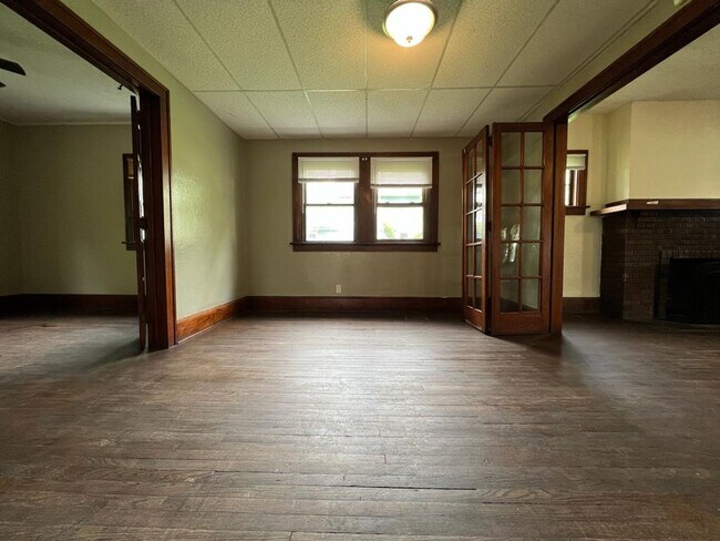 Foto del edificio - 614 E Broadway St