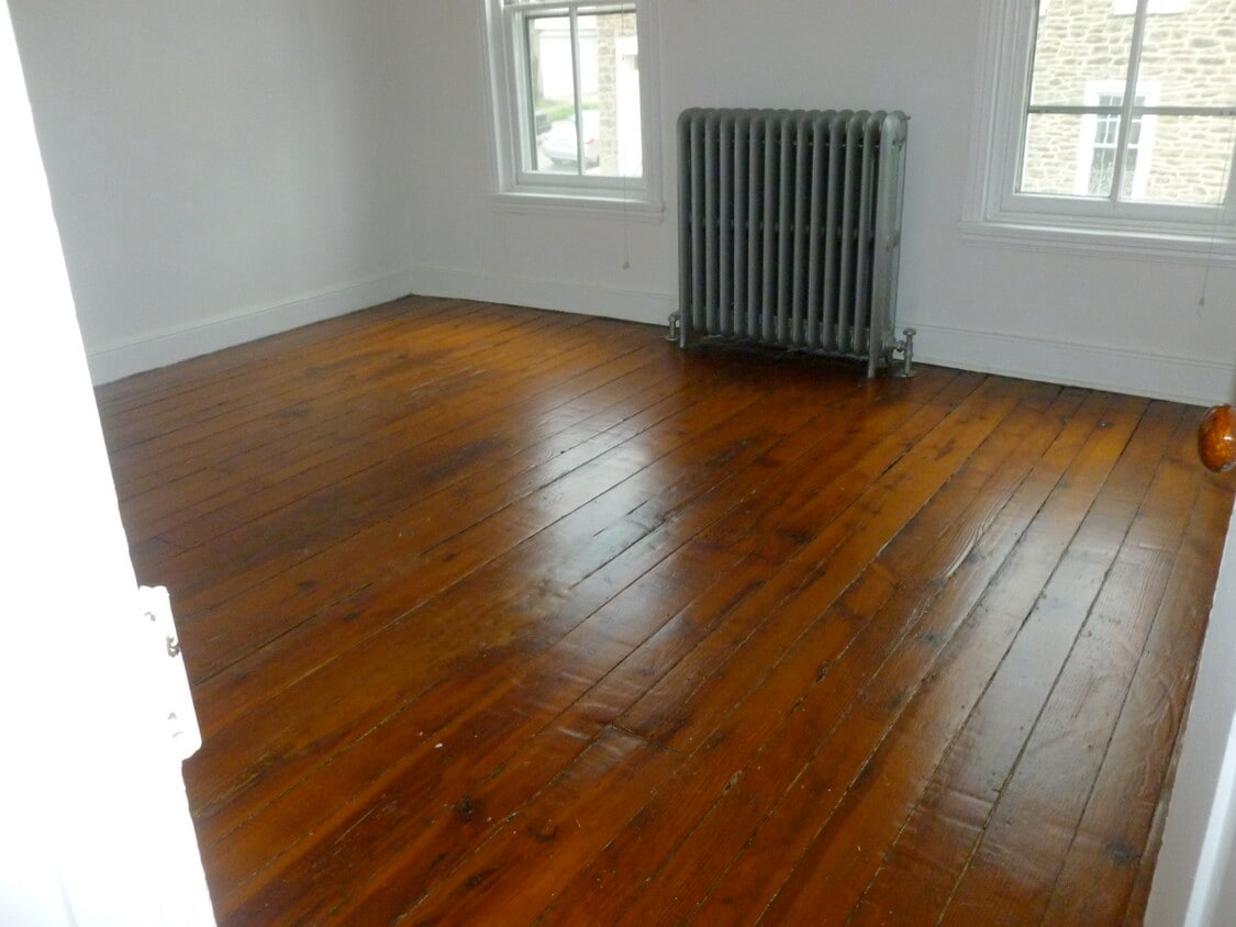 main bedroom - 135 Dawson St