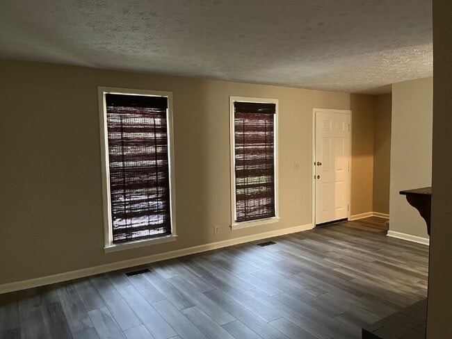 Building Photo - "Charming 2-Bed, 2.5-Bath Townhouse Retreat in Nashville - 1,242 Sq. Ft. of Comfort!" Lawn Care I...