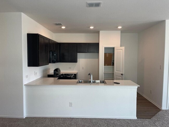 Foto del edificio - 502 Thunderstorm Ave