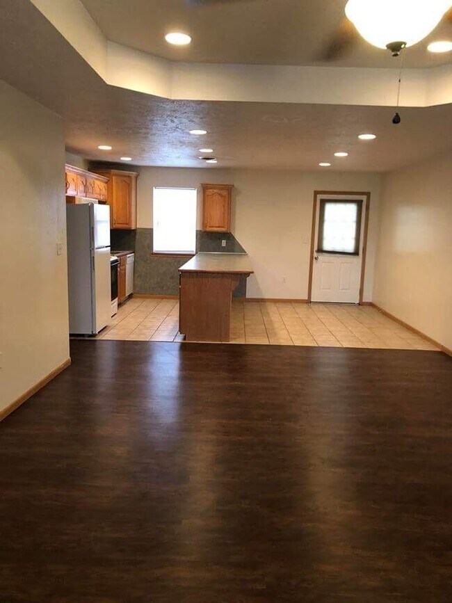 Foto del edificio - 3 BEDROOM 2 BATHROOM DUPLEX FOR RENT