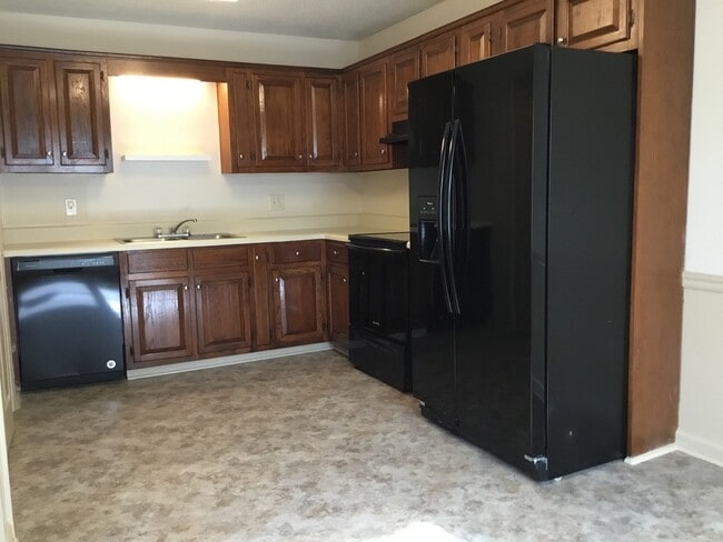 Building Photo - Newly Renovated - 2 Bedroom / 1 Bath Apartment