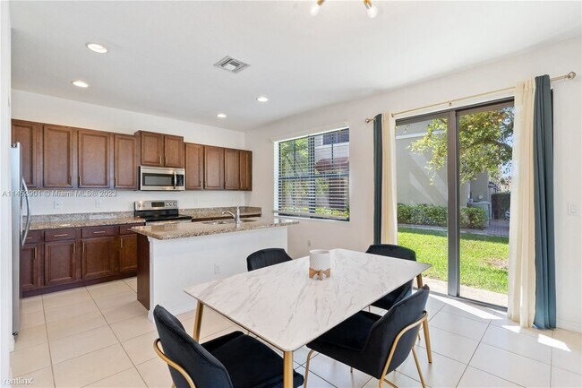 Building Photo - 3 br, 2.5 bath House - 3351 NW 10th Ave # ...