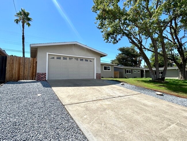 Building Photo - Beautiful 3 bedroom 2 Bathroom For Rent in...