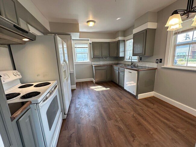 Building Photo - Large 5 Bedroom with Bonus Room in NE Port...