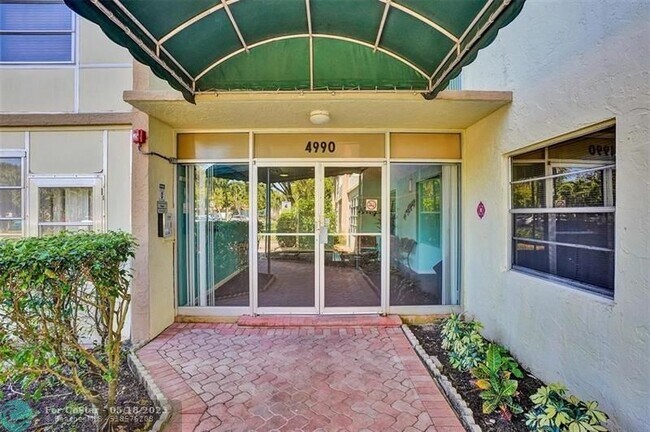 Building Photo - 4990 E Sabal Palm Blvd