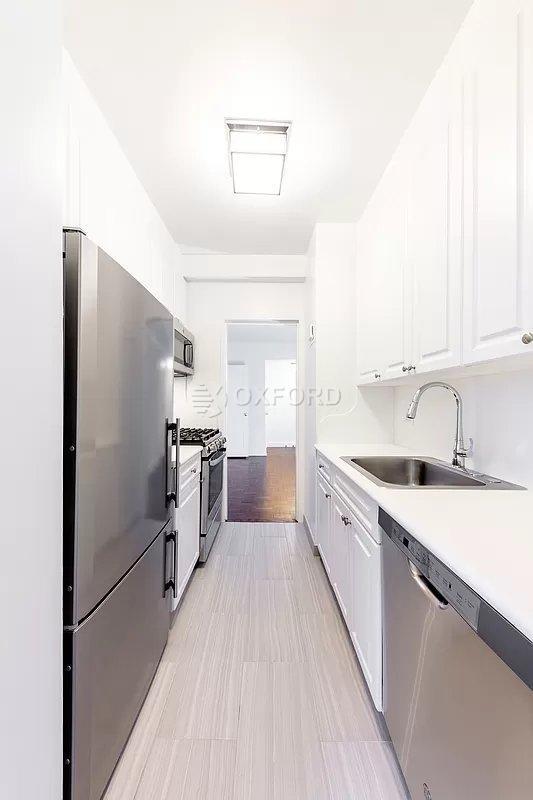 Building Photo - 136 E 55th St