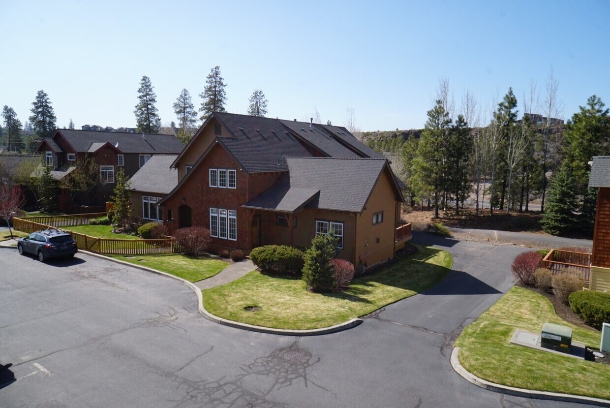 Primary Photo - Beautiful Braeburn Community Townhouse, Cl...