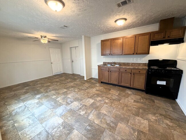 Foto del edificio - 2-Bed Mobile Home | Water, Trash & Lawn Care Included!