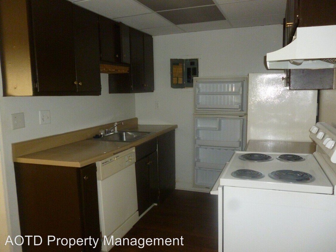 Primary Photo - 457 White Dr