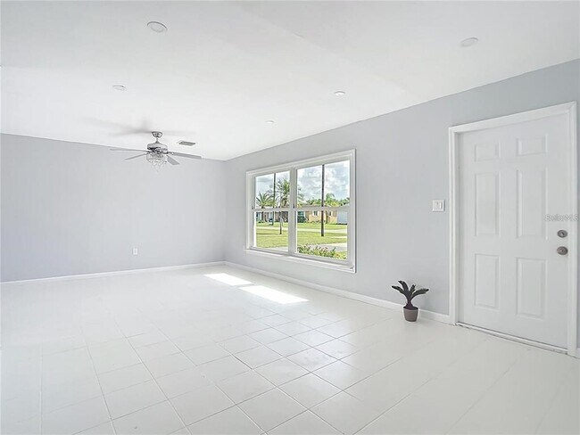 Building Photo - 3095 Pinetree St