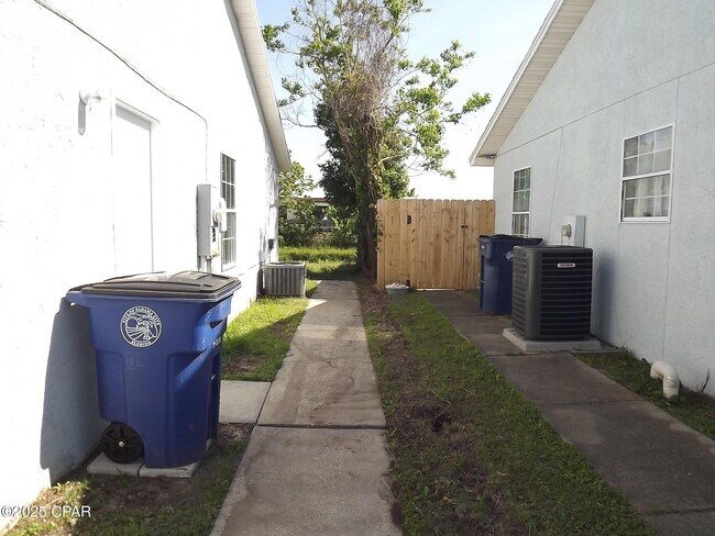 Foto del edificio - 2712 Oak Hammock Dr