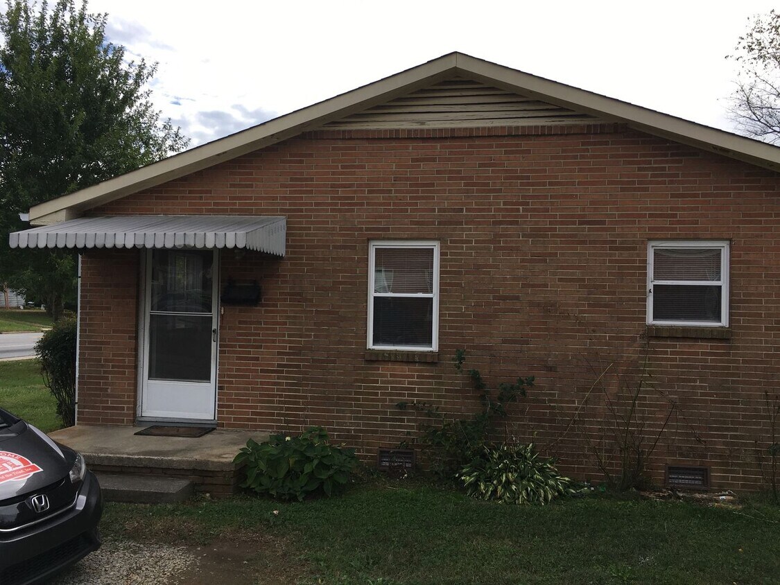 Foto principal - 2-bedroom Duplex available near Revolution...