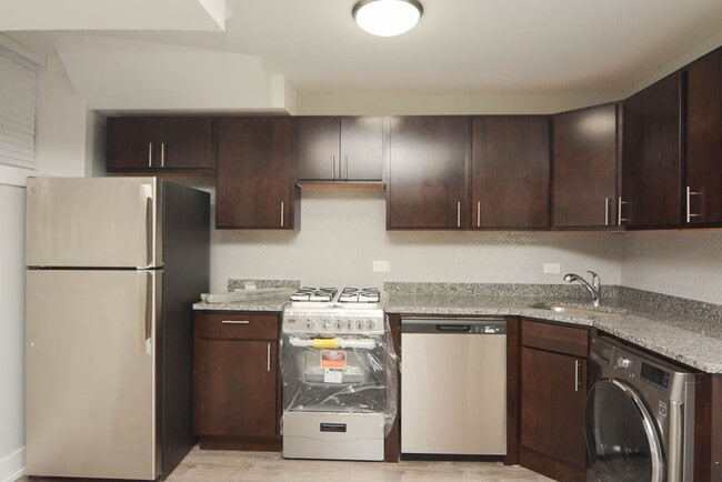 Building Photo - 546 W Belden Ave