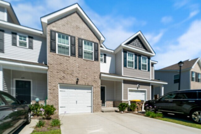 Building Photo - Stunning Townhome Available Now!