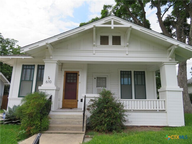 Building Photo - 610 E Krezdorn St