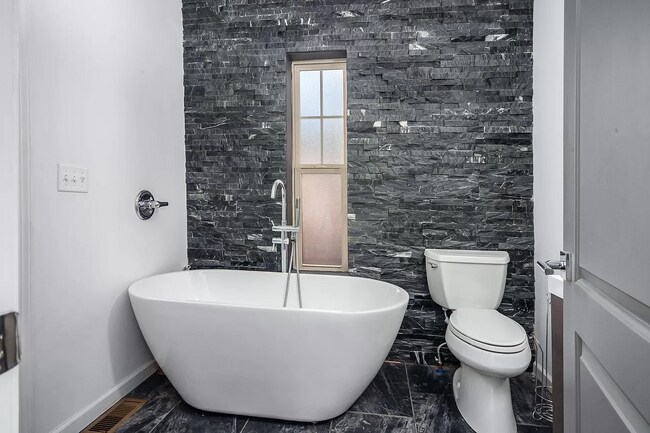 Bathroom Tub - 146 Miami Ave