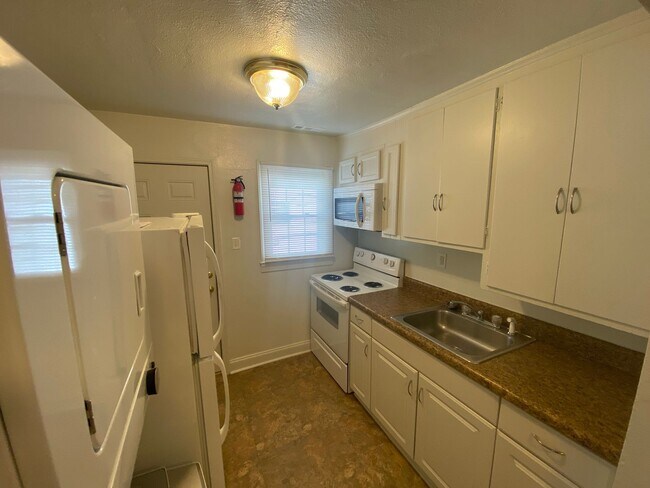 Building Photo - Duplex in Northgate Park / Fenced In Yard!