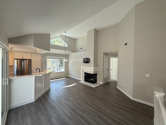 Foto del edificio - Renovated 1-Bedroom Condo with Updated Fixtures in Hercules