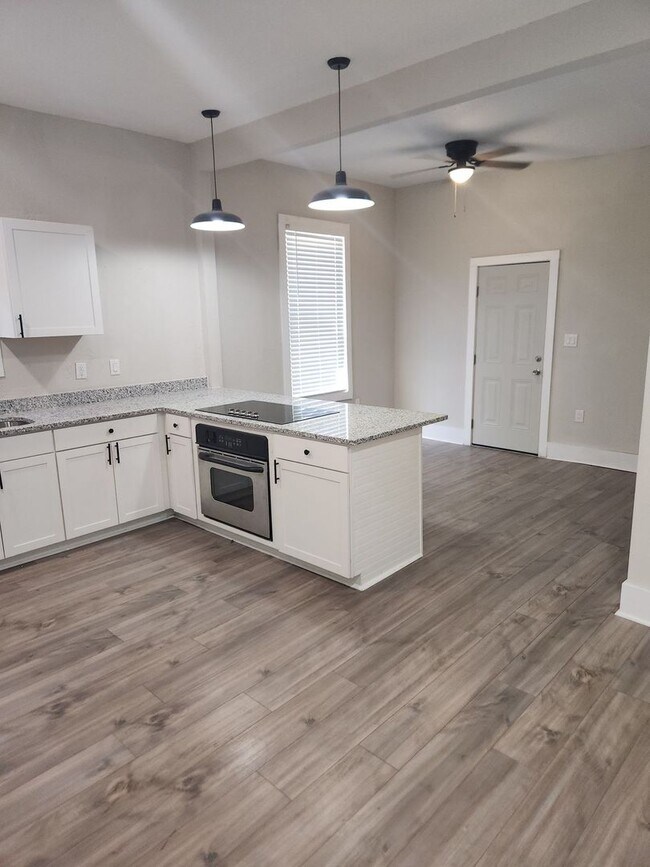 Foto del edificio - Quadplex - Remodeled 2 BR Unit Available Now.