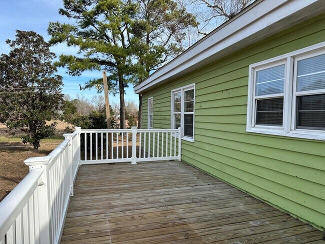 Foto del edificio - 3 BR Home with Large Yard & 2-Car Garage in Hampstead