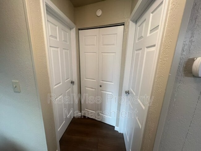 Building Photo - 723 SW Bridge St