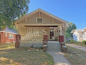 Building Photo - 816 E Delmar St