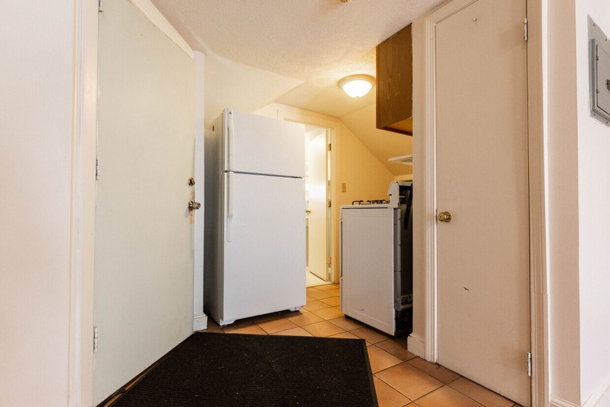 Foto del edificio - Brighton 1 Bed 1 Bath Available Now