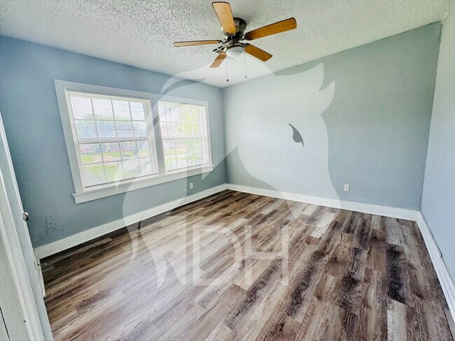 Foto del edificio - "Charming 2-Bedroom Retreat on Northwest L...