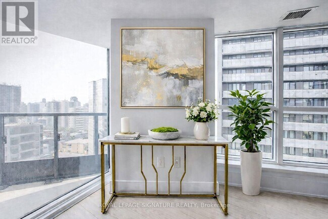 Building Photo - 585 Bloor St E