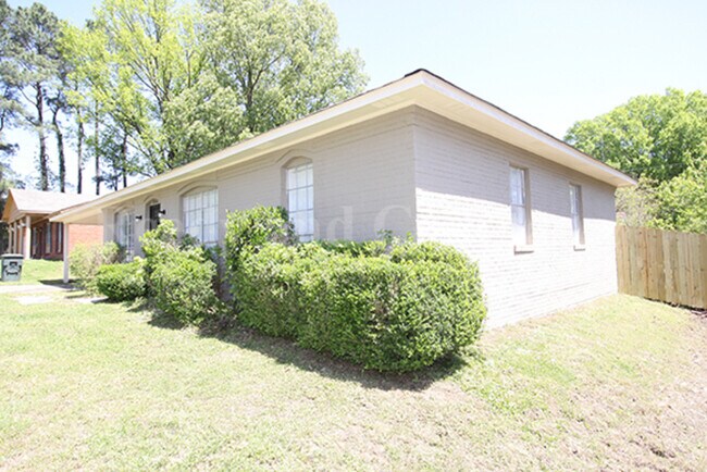 Building Photo - 3940 Kerwin Dr