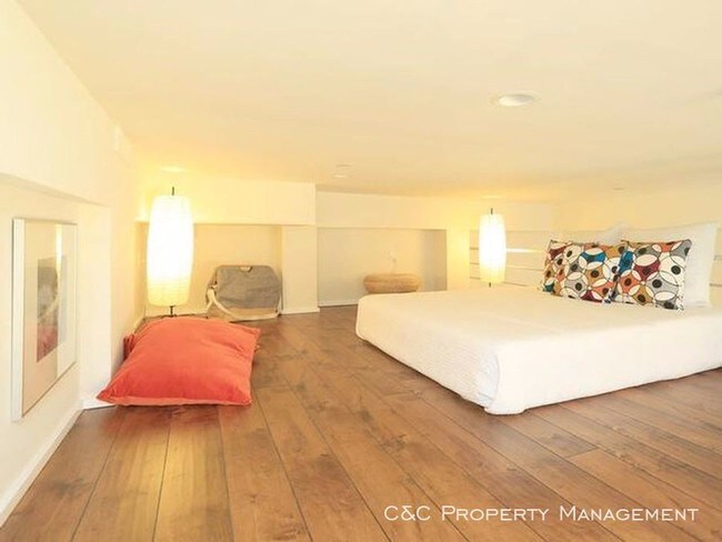 Building Photo - Stylish Studio Loft Apartment